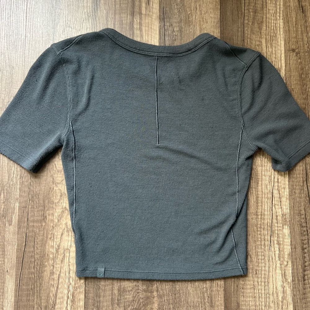 Lululemon Hold Tight Crop shirt short sleeve size women’s 2 Grey - Picture 3 of 7